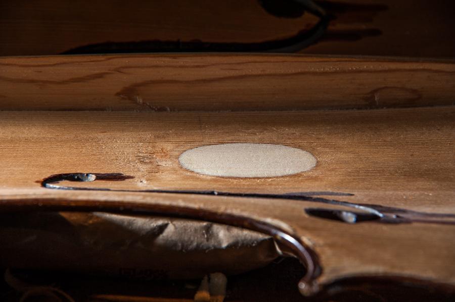 Pièce d'âme vue de la face interne du violon